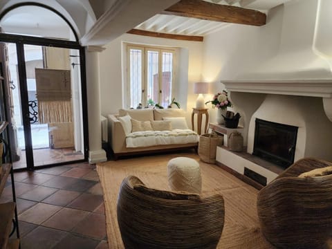 Living room, Internal: Not applicable to any particular room