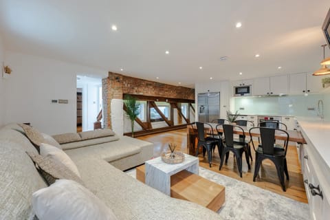 Kitchen or kitchenette, Living room, Seating area, Dining area