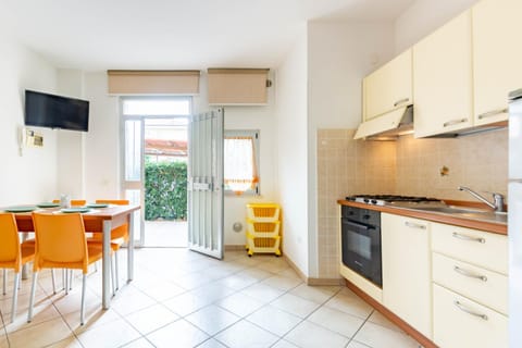 Kitchen or kitchenette, Dining area, oven, stove
