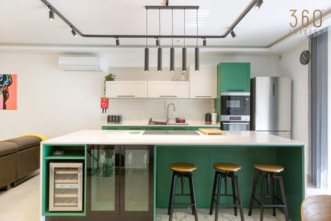 Kitchen or kitchenette, Dining area, minibar, oven, stove