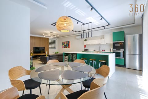 Kitchen or kitchenette, Living room, Dining area, minibar, oven, pet friendly