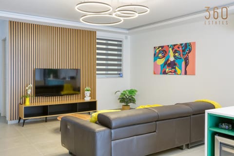 Communal lounge/ TV room, TV and multimedia, Living room, Seating area, Evening entertainment