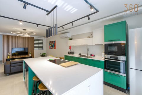 TV and multimedia, Kitchen or kitchenette, Dining area, dishwasher, minibar, oven, pet friendly, stove, toaster