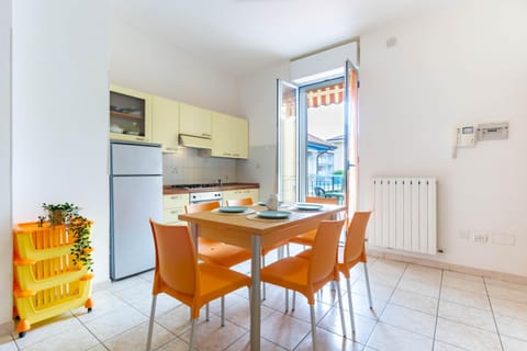 Kitchen or kitchenette, Dining area, oven, stove