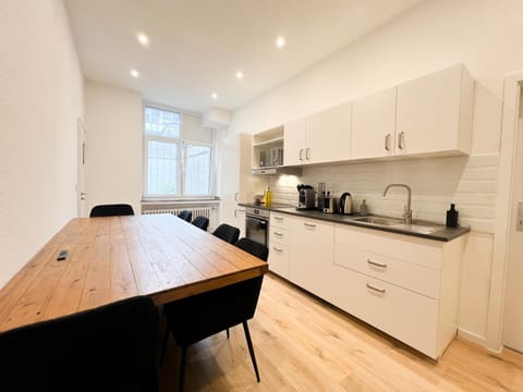 Coffee/tea facilities, Kitchen or kitchenette, Dining area, stove, toaster