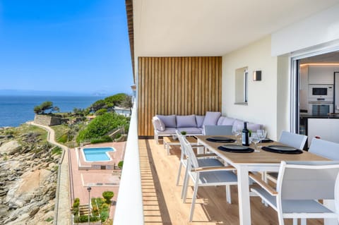 View (from property/room), Balcony/Terrace, Dining area, Sea view