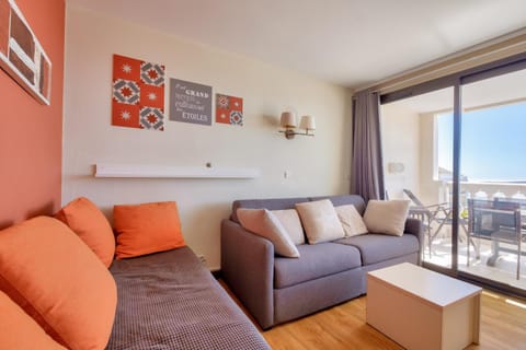 Bed, Living room
