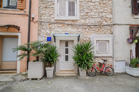 Property building, Facade/entrance, Day