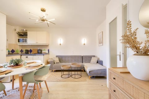 Bed, kitchen