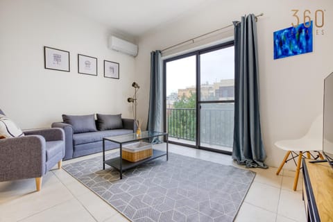 Communal lounge/ TV room, TV and multimedia, Living room, Seating area, Evening entertainment, air conditioner