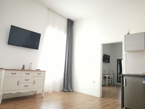 TV and multimedia, Kitchen or kitchenette, Living room, Dining area