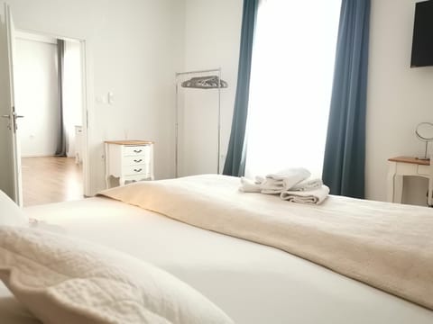 Bed, TV and multimedia, Photo of the whole room, Bedroom, towels, wardrobe