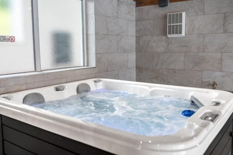 Hot Tub, Swimming pool