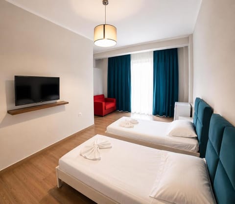 Bed, TV and multimedia, Photo of the whole room, towels