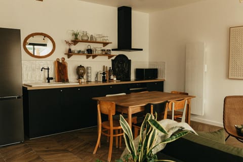 Kitchen or kitchenette, Dining area