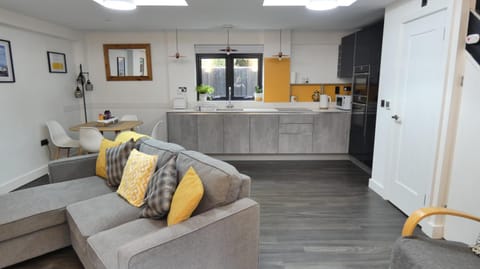 Kitchen or kitchenette, Living room, Seating area, Dining area, pet friendly, stove