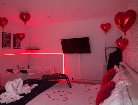 Bed, TV and multimedia, Photo of the whole room, Evening entertainment, Bedroom