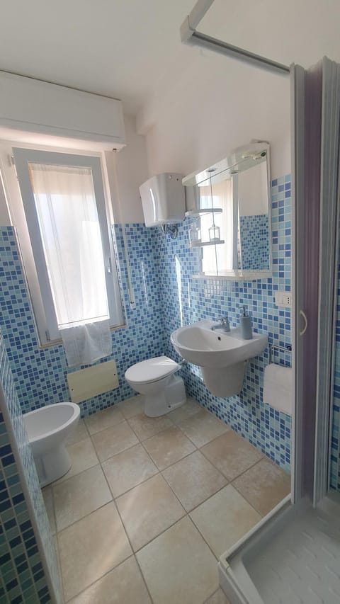 Shower, Toilet, Bathroom, bidet, towels