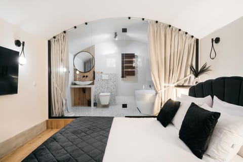 Bed, TV and multimedia, Photo of the whole room, Seating area, Evening entertainment, Bedroom