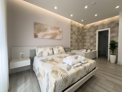Bed, towels