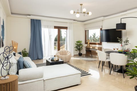 TV and multimedia, Living room, Seating area, Evening entertainment