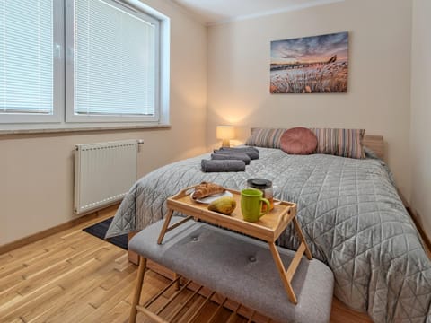 Bed, Living room, Food and drinks, Photo of the whole room, Seating area, Bedroom, Food