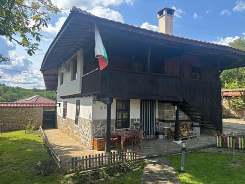 Property building, Patio, Balcony/Terrace