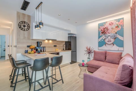 Kitchen or kitchenette, Living room, Seating area, Dining area, oven, stove