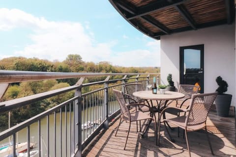 Bay View Apartment, by Solace Stays Apartment in Cardiff