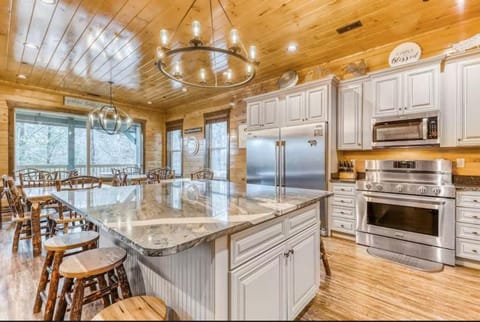 The Great Dogwood Manor by Stony Brook Cabins Cabin in Gatlinburg