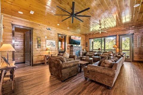 The Mighty Crabapple Manor by Stony Brook Cabins Cabin in Gatlinburg