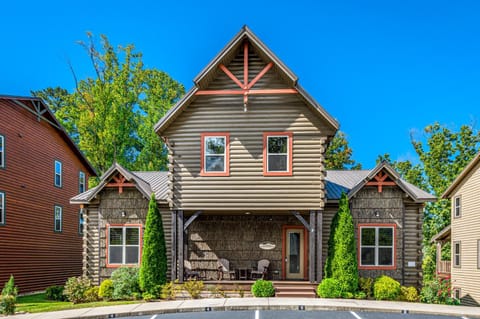 The Mighty Crabapple Manor by Stony Brook Cabins Cabin in Gatlinburg