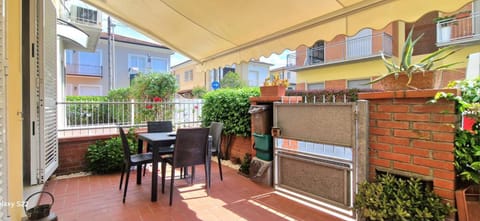 Property building, Facade/entrance, Day, Garden, Garden view