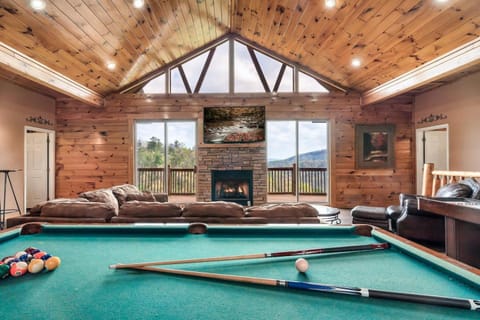 Top Mtn Views, Hottub, Games, 4 Suites, Pets House in Pittman Center
