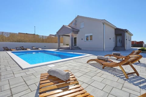 Property building, Patio, Day, Pool view, Swimming pool, sunbed