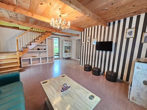Communal lounge/ TV room, TV and multimedia, Living room, Seating area