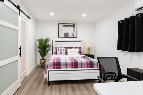 Bed, Photo of the whole room, Bedroom, air conditioner