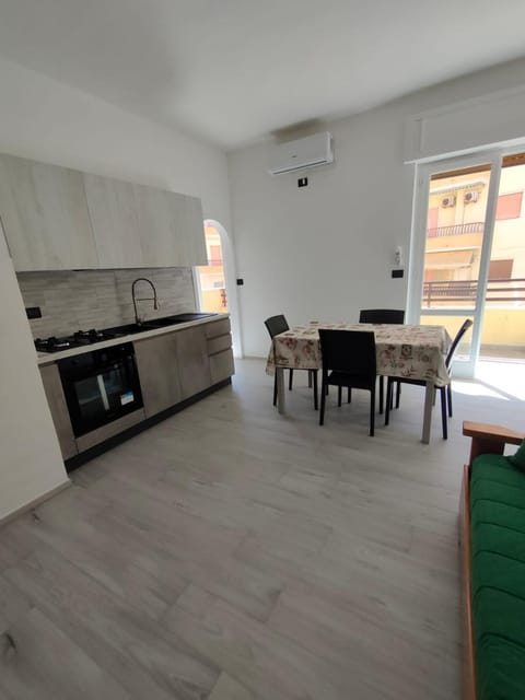 Kitchen or kitchenette, Dining area, oven, air conditioner