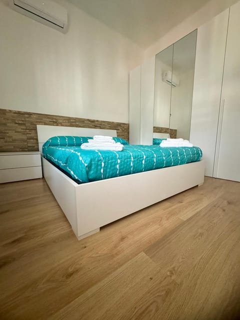 Bed, TV and multimedia, Photo of the whole room, Bedroom, towels, wardrobe, air conditioner