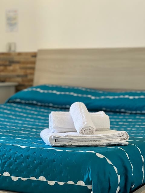 Bed, TV and multimedia, Balcony/Terrace, Photo of the whole room, Decorative detail, Bedroom, towels, wardrobe