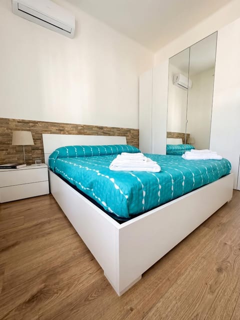 Bed, TV and multimedia, Photo of the whole room, Bedroom, towels, wardrobe, air conditioner