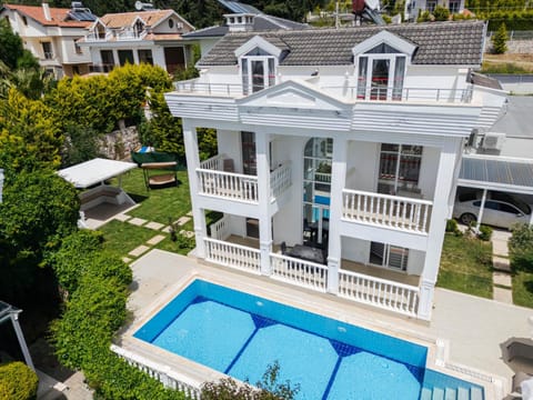 Property building, Garden, Swimming pool