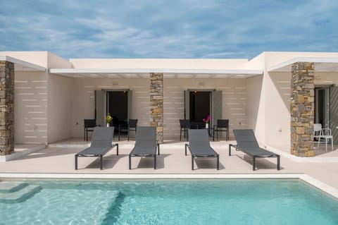 Property building, Pool view, Swimming pool, Swimming pool, sunbed