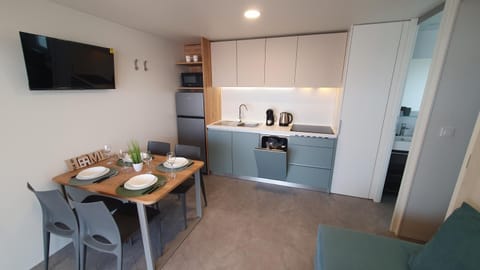 Bed, Bedroom, dishwasher, heating, internet, microwave, safe, storage, stove, toaster, wardrobe, kitchen, air conditioner