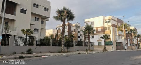 Property building, Day, Neighbourhood, Street view, Location