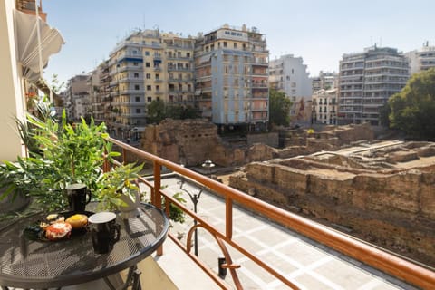 View (from property/room), Balcony/Terrace, City view, Landmark view