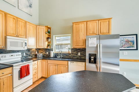 6 Mi to Skiing Mtn-View Fraser Duplex House in Fraser