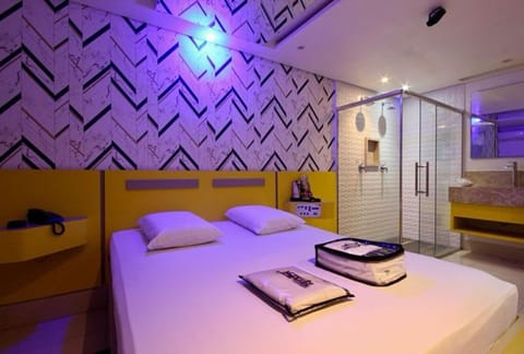 Shower, Bed, Photo of the whole room, Bedroom, towels