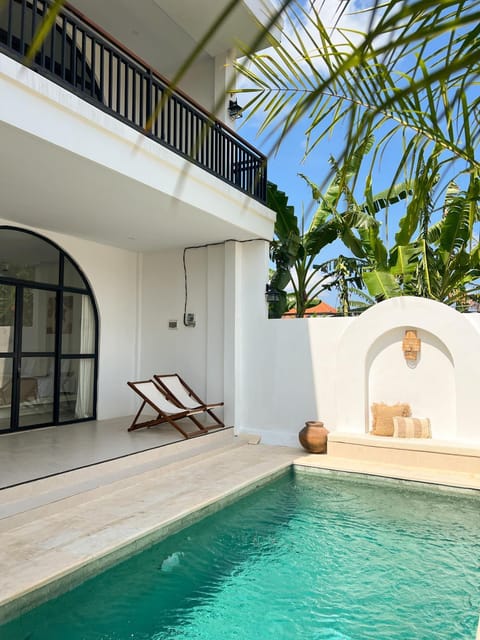 Property building, Balcony/Terrace, Pool view, Swimming pool, sunbed