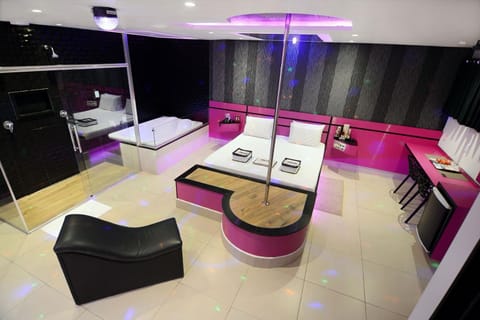 Bed, Hot Tub, Photo of the whole room, Dining area, Evening entertainment, minibar